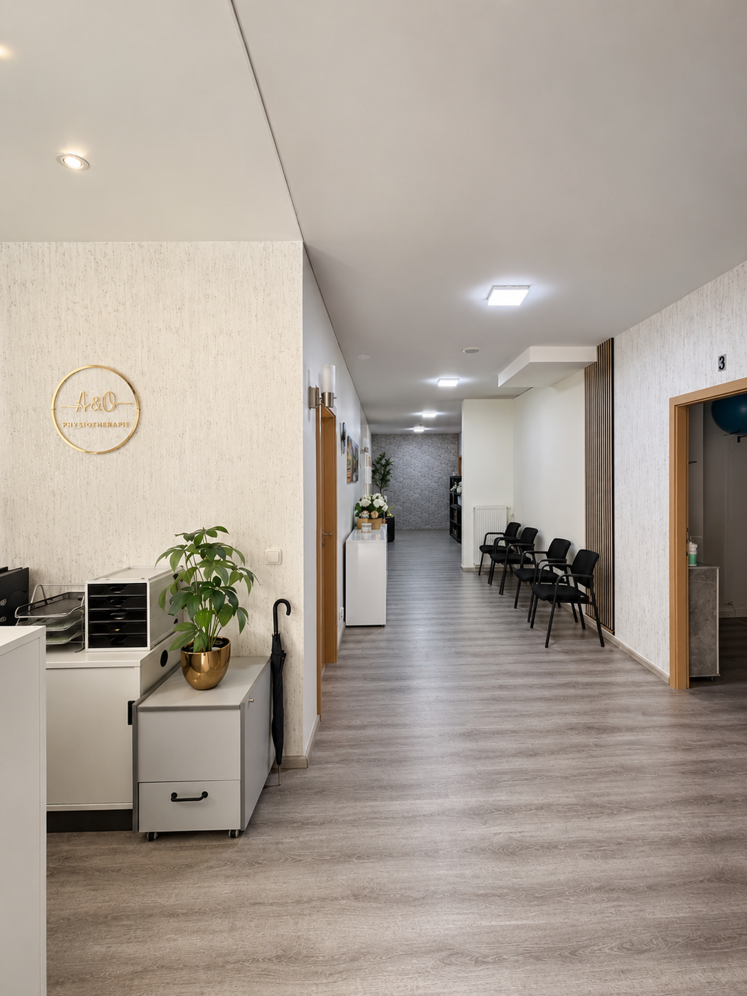Heller, moderner Eingangsraum der Praxis Physiotherapie A&O